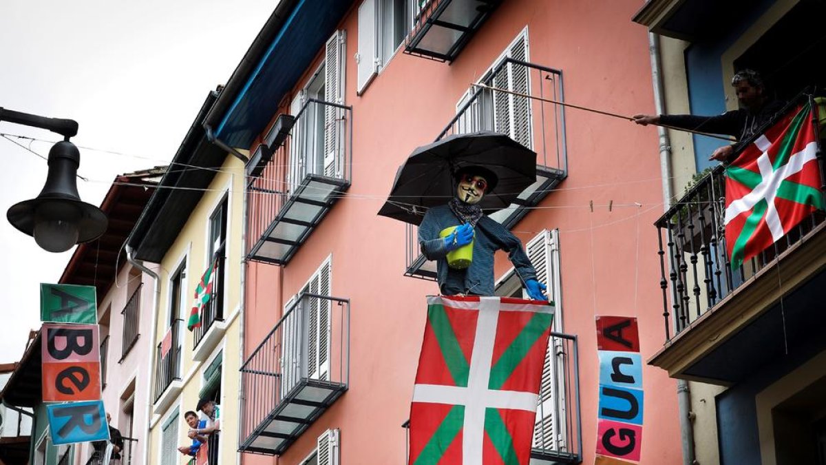 Muchos ciudadanos vascos colgaron la ikurriña en sus balcones. 