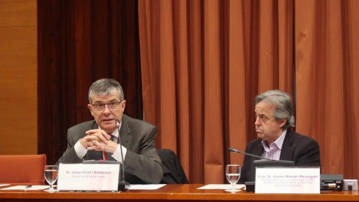 El director del Museu de Lleida, Josep Giralt (izquierda), ayer en la comisión del 155 en el Parlament.