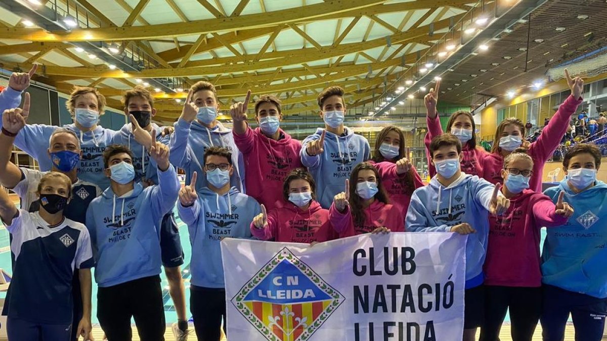 Los nadadores del CN Lleida y sus entrenadores celebran su ascenso de categoría el pasado domingo.