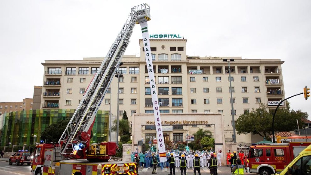 Bombers de Màlaga van agrair ahir la feina del personal sanitari de l’hospital de la ciutat.