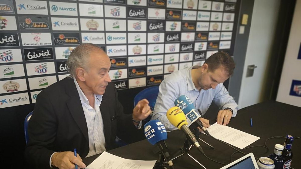 González y Serna firmaron ayer el contrato de renovación.