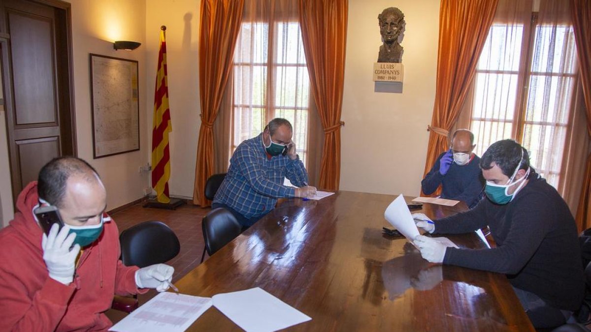 El alcalde, concejales y voluntarios llamando. 