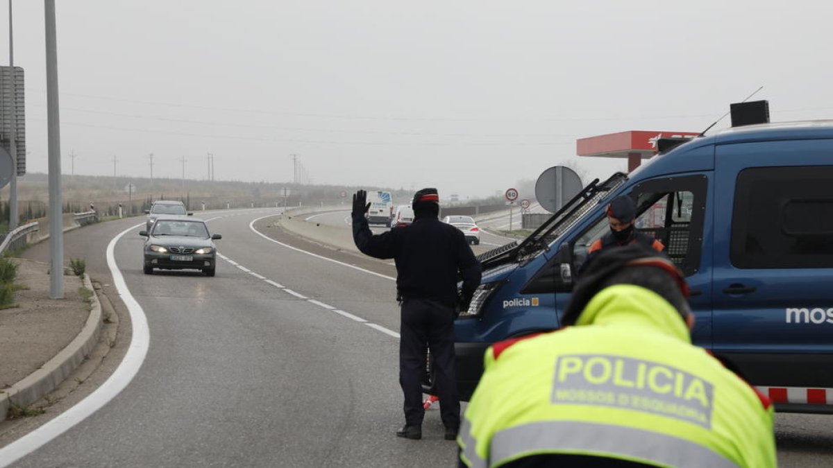 Un control de los Mossos d’Esquadra durante el confinamiento perimetral en Els Alamús. 