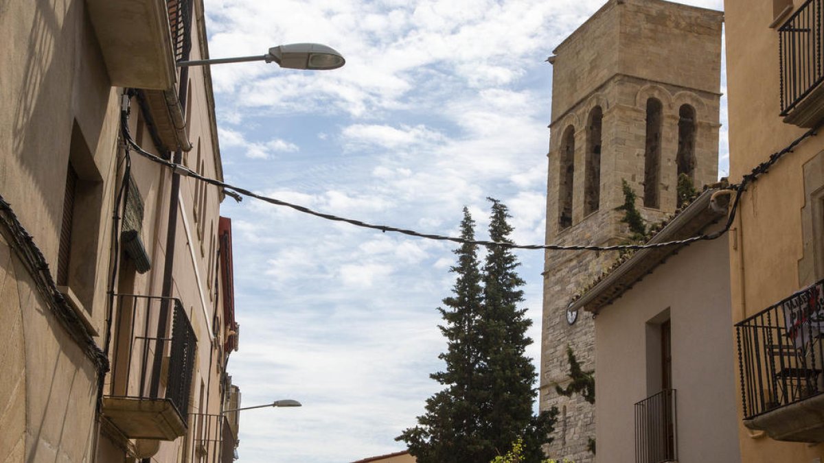 Imagen de la calle principal de Vilagrassa con farolas antiguas.