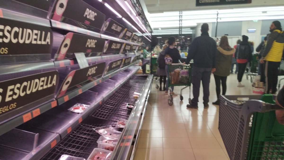 Provisió d'aliments en supermercats de Lleida pel temor al coronavirus