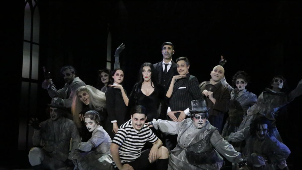 Una de las escenas de ‘La familia Addams’ que se vivieron anoche en el Teatre de la Llotja de Lleida.