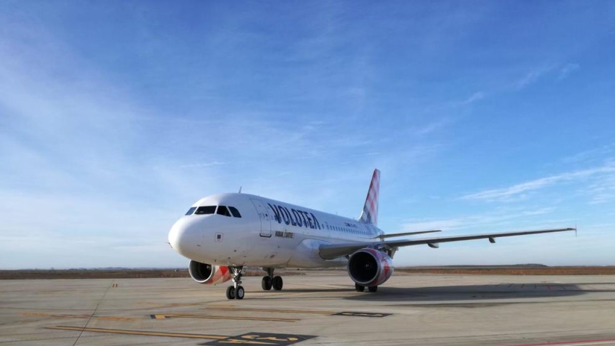 L’airbus de la companyia Volotea, ahir a l’aeroport d’Alguaire.