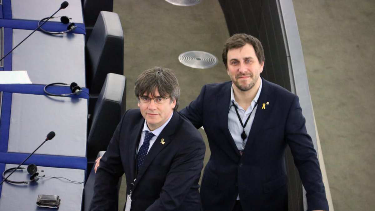 Puigdemont y Comín, ayer, en sus escaños, justo antes de comenzar el pleno de la Eurocámara.