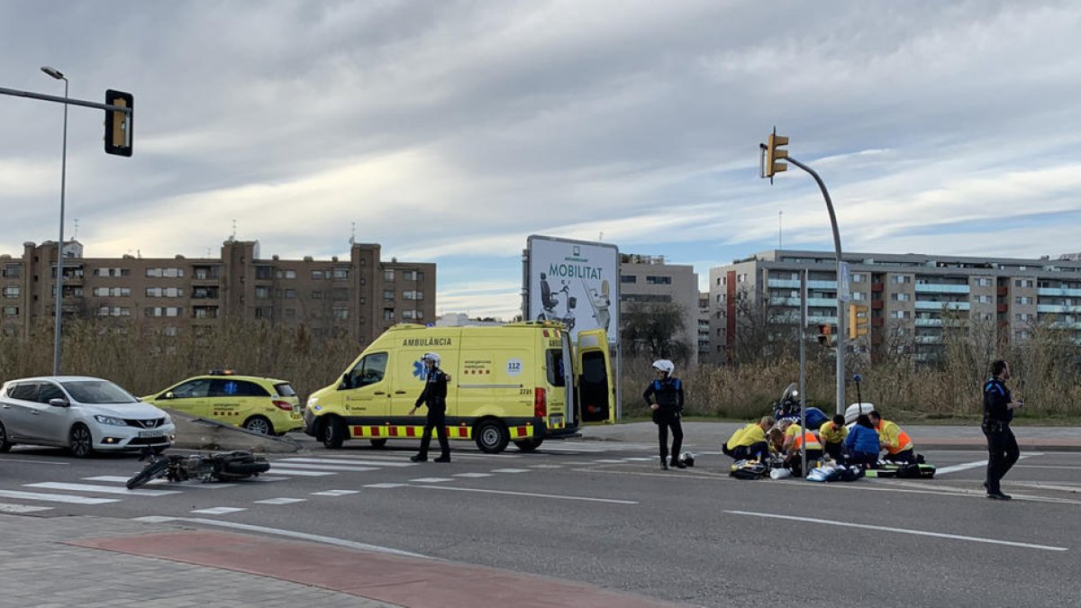 Imatge del lloc de l'accident, amb un motorista greu, a l'LL-11, Lleida