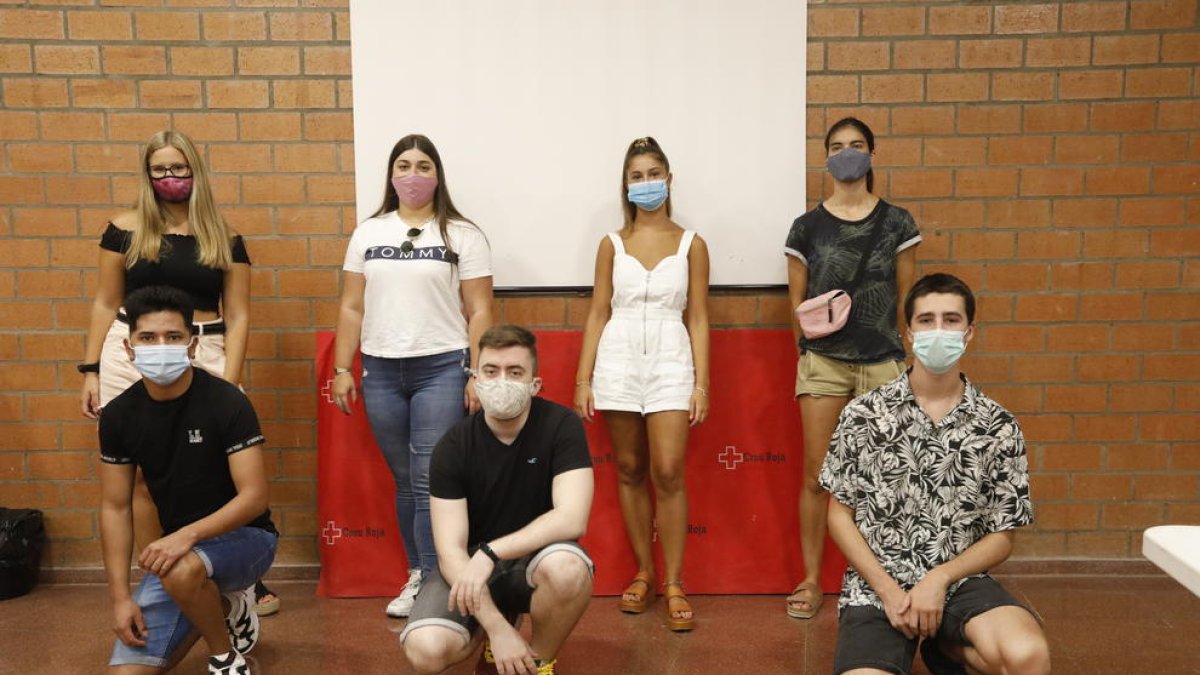 Algunos de los voluntarios de la Creu Roja, que recibieron ayer la formación para la campaña de sensibilización.