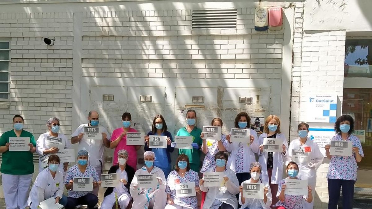 Los trabajadores del CAP de Mollerussa, ante el centro. 