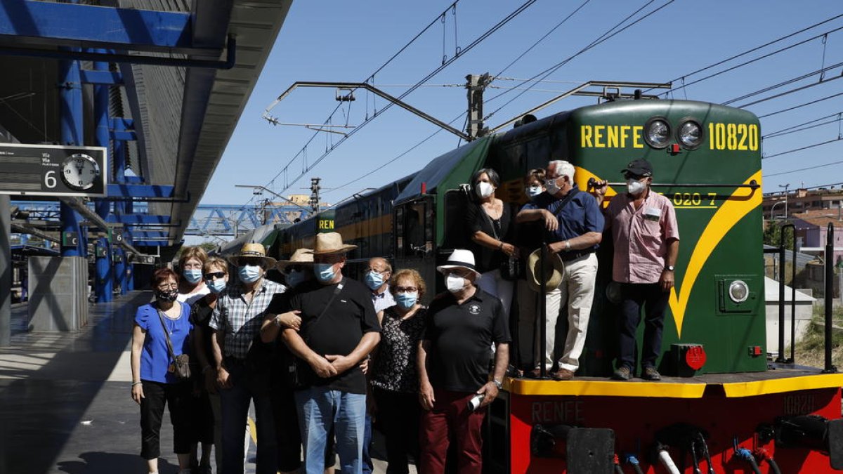 Pasajeros del viaje que se canceló en julio por el confinamiento. 