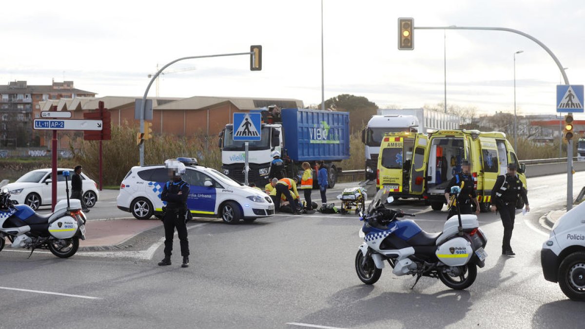 Los servicios médicos atendiendo al motorista accidentado en la LL-11 en Lleida. Falleció horas después en el hospital.