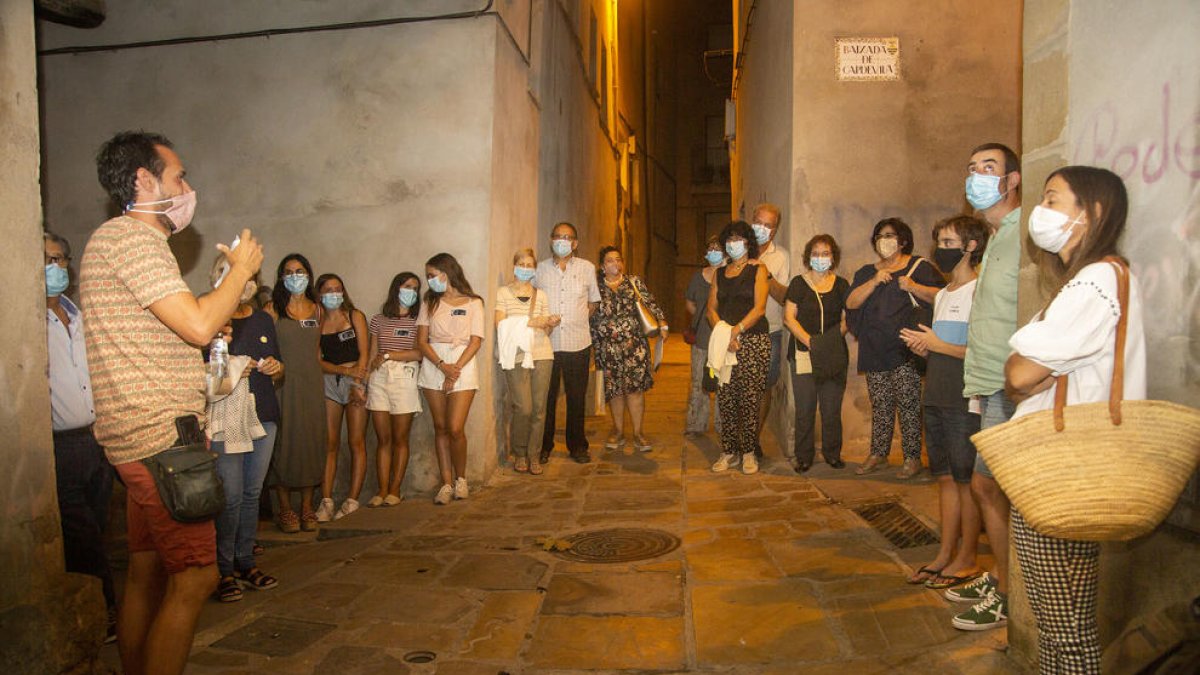 Participants a la visita guiada pel municipi de Guissona, dijous passat.