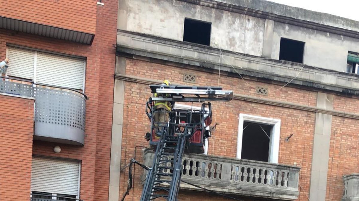 Momento del rescate de los Bomberos del operario herido ayer. 