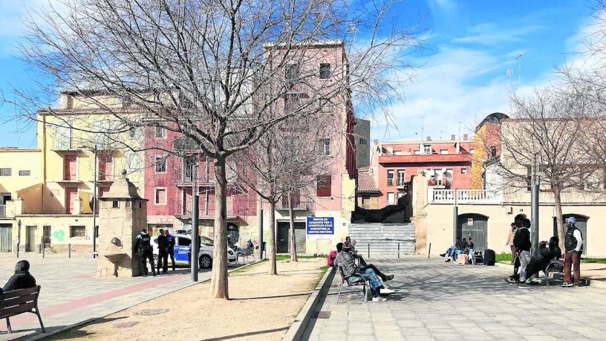 La Guardia Urbana, ayer en un control en la plaza del Dipòsit.