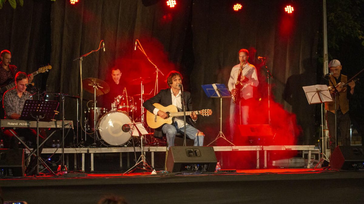 El cantautor La Figuerosa, durante el concierto de presentación de ‘Anartista’ en la capital del Urgell.