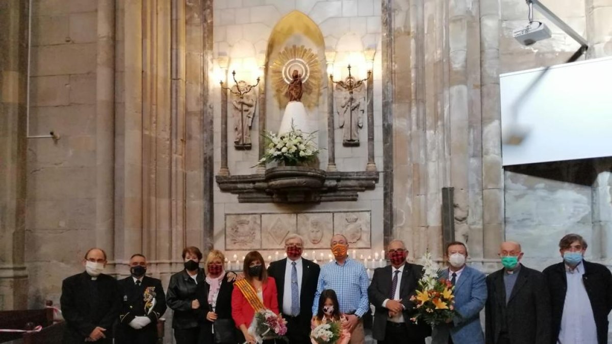 Entrega del título Socio de Honor ayer al sacerdote Joaquín Recasens tras la misa en Sant Joan. 