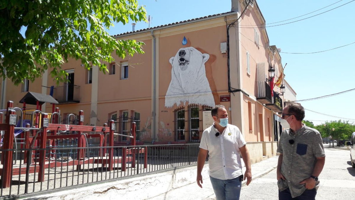 El equipo de Lleida TV por las calles con murales en Penelles. 