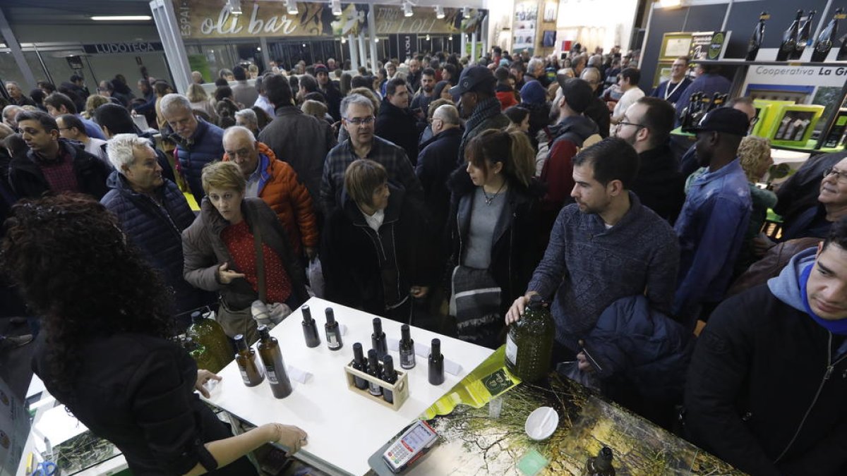 Visitantes en la pasada edición de la Fira de l’Oli celebrada en Les Borges Blanques en enero. 