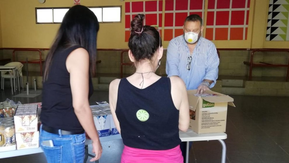 Los ayuntamientos y las entidades solidarias reparten la comida. 