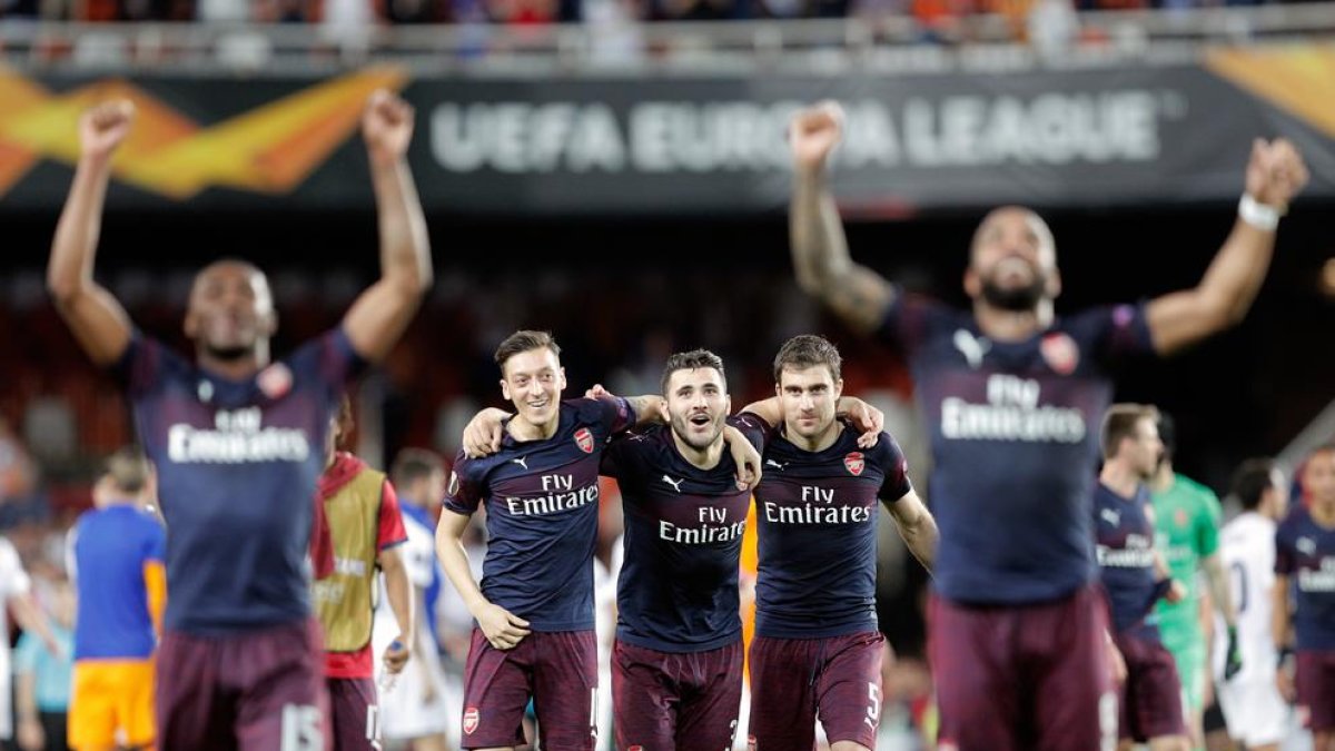 Els jugadors de l’Arsenal celebren la classificació per a la final.