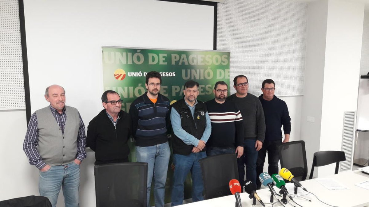 Los dirigentes de UP, ayer, poco antes de valorar la movilización.