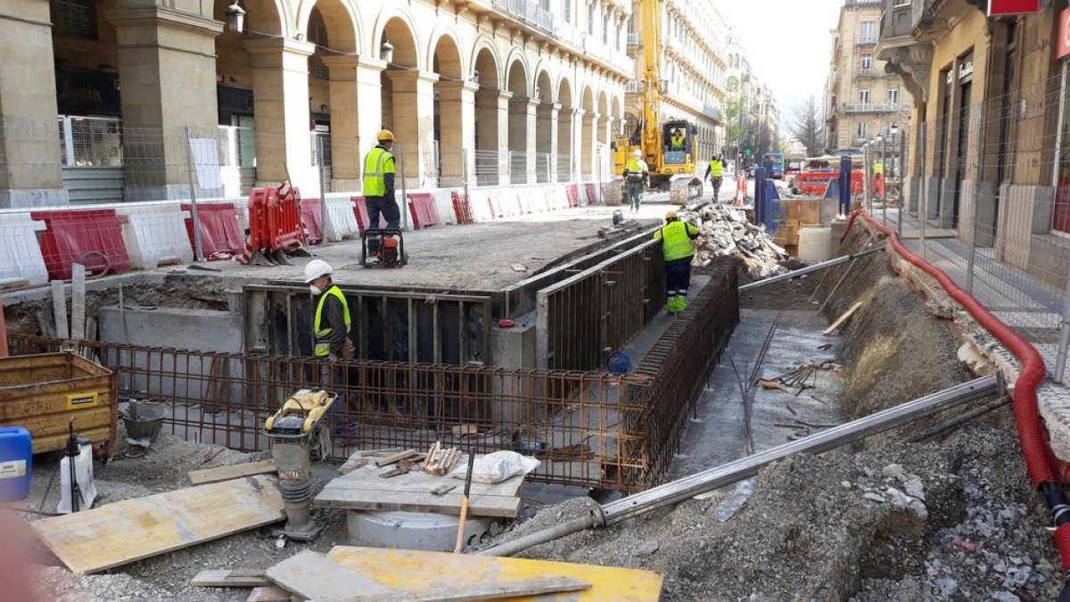 Els treballadors van reprendre ahir les obres de construcció del ‘talp’ ferroviari a Sant Sebastià.