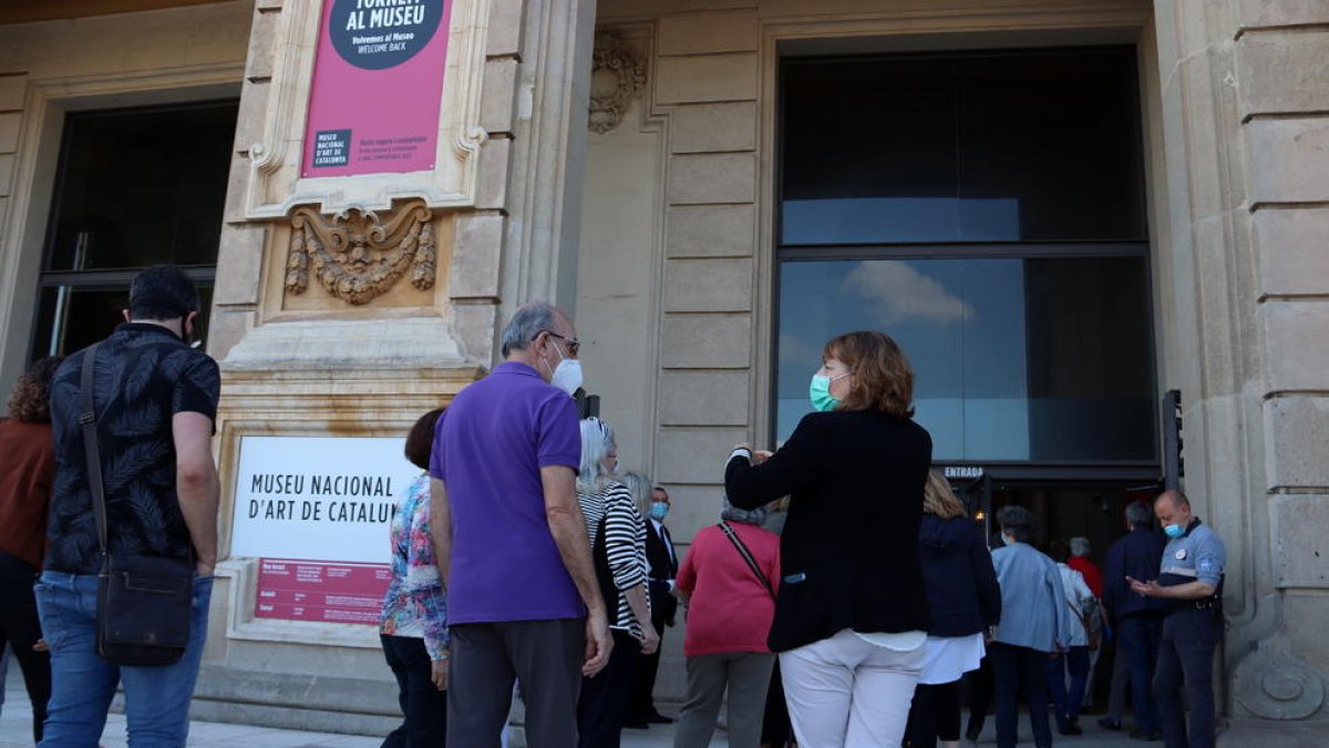 Visitants del MNAC entrant al museu en el primer dia de reobertura de l’equipament.