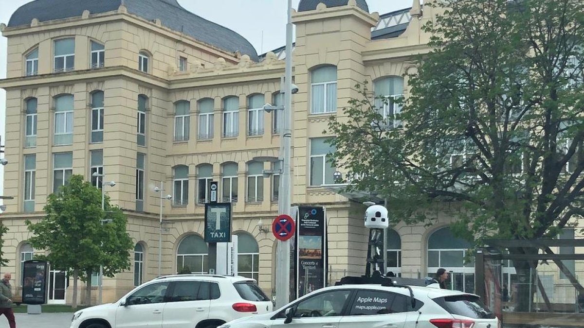 Un vehicle d'Apple Maps, de passeig per Lleida