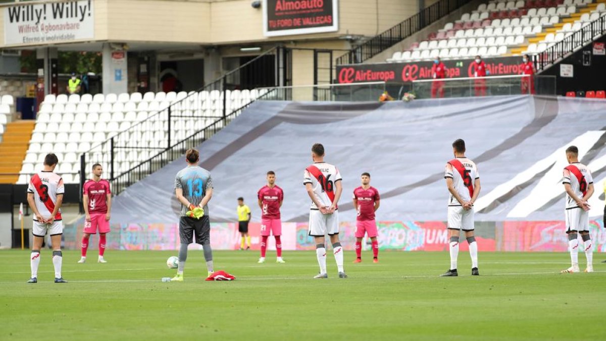 Los jugadores guardaron un minuto de silencio en memoria de las víctimas de la pandemia.