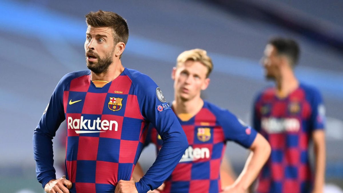 Gerard Piqué es desespera després d’un dels vuit gols que va encaixar el seu equip.