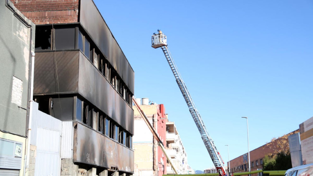 Los Bomberos supervisan el proceso por si hubiera más victimas.