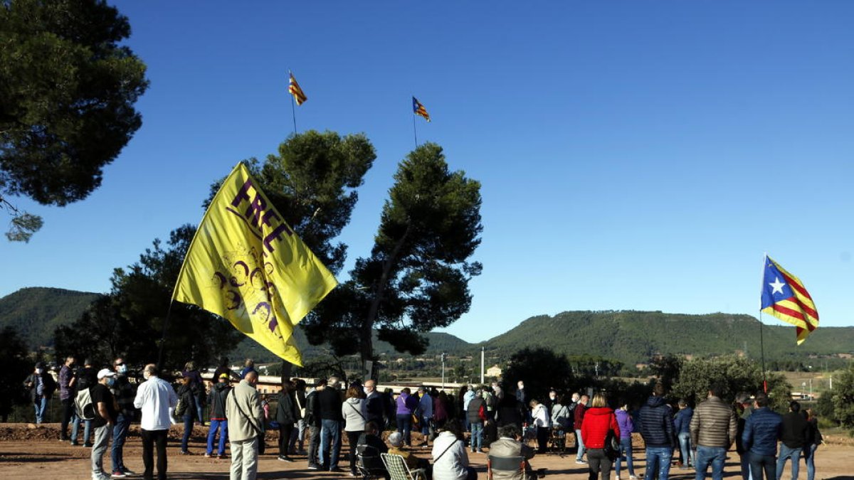 Unas 300 personas muestran su “calor” a los presos de Lledoners