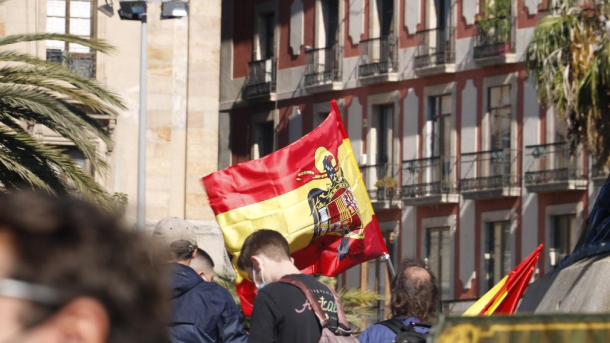 Manifestante con la bandera franquista, ayer en Barcelona.