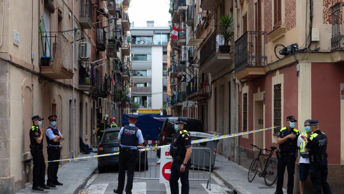 Imatge de la zona acordonada on es troba el pis incendiat.