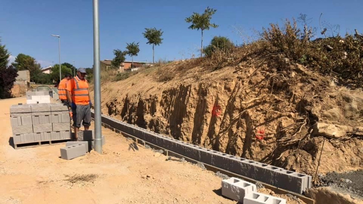 Imatge de les obres per construir el mur de contenció.