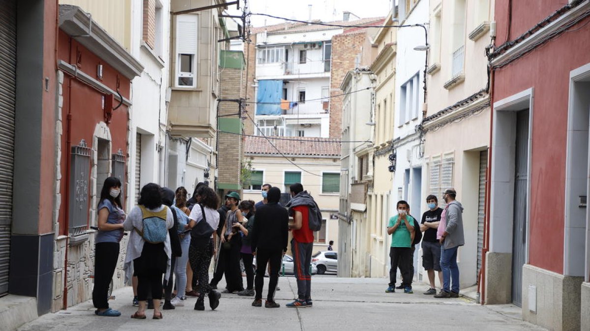 Un instant de l’intent de desallotjament d’okupes al carrer Anoia.