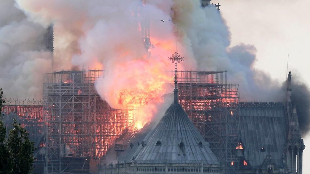 ‘La batalla de Notre-Dame‘ explica els detalls de l’incendi i el procés de reconstrucció.