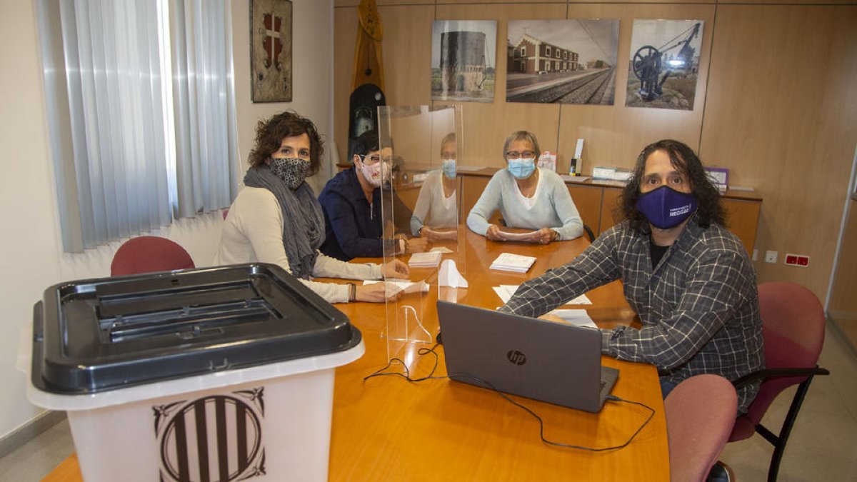 El ayuntamiento abrió ayer, 12-O, e hizo el recuento de votos.