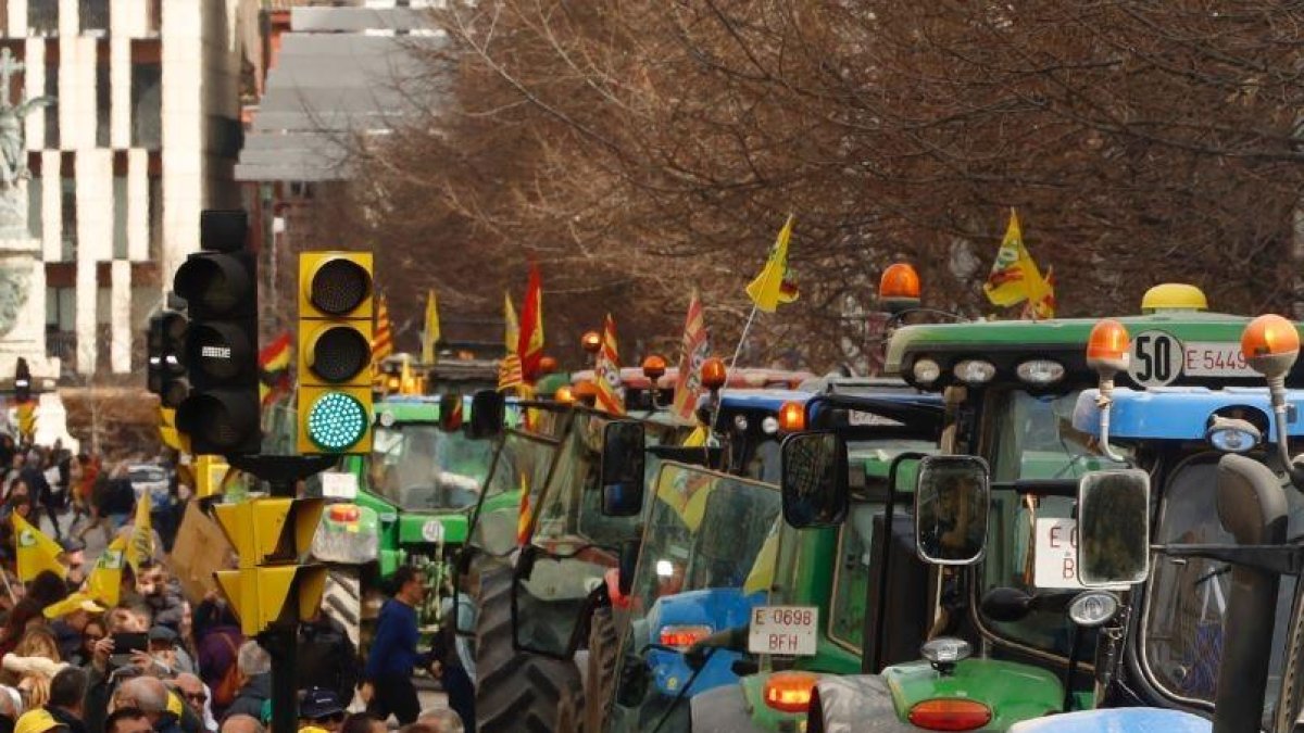 Tractors i pagesos es van apropiar ahir els carrers de Saragossa.