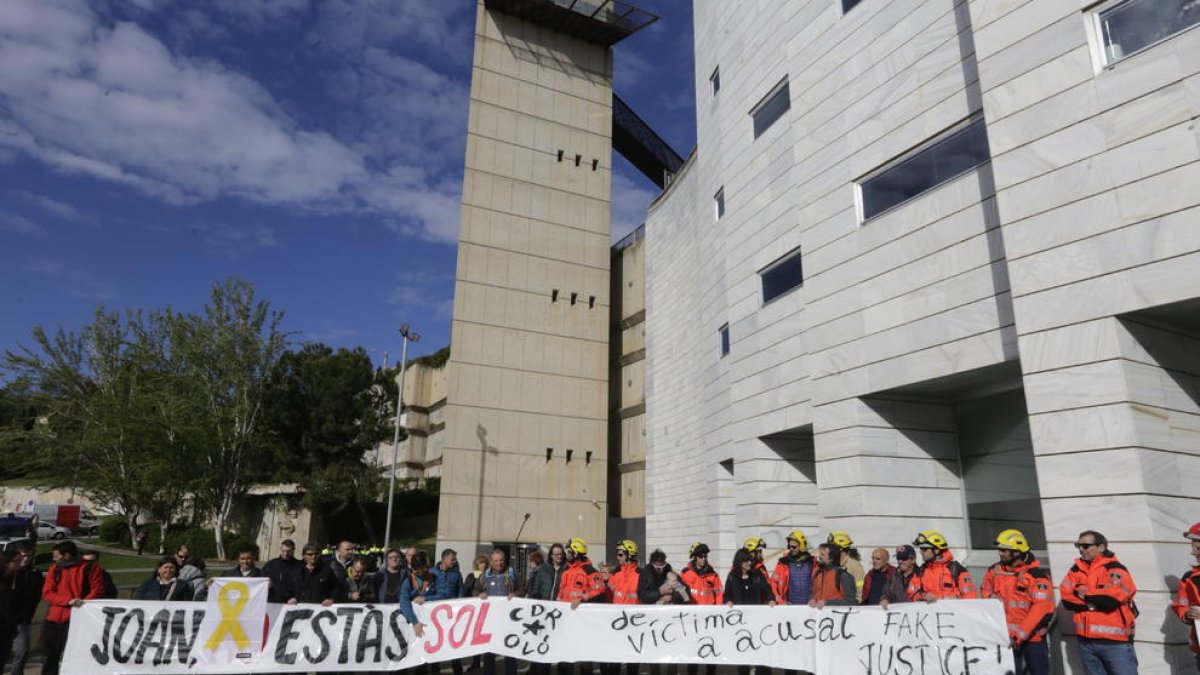 Una concentració de suport a l'investigat a les portes dels jutjats de Lleida.