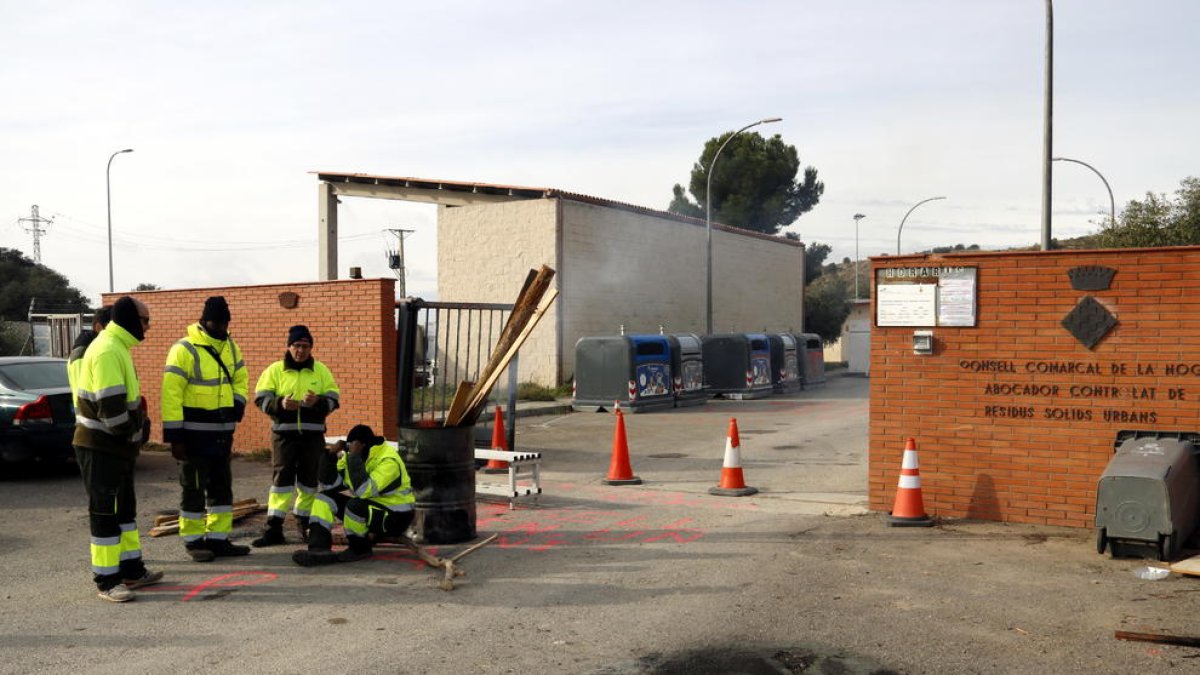 Algunos trabajadores de la empresa de recogida de basura en la Noguera bloquean el acceso al centro de reciclaje, con motivo de la huelga indenfinida.