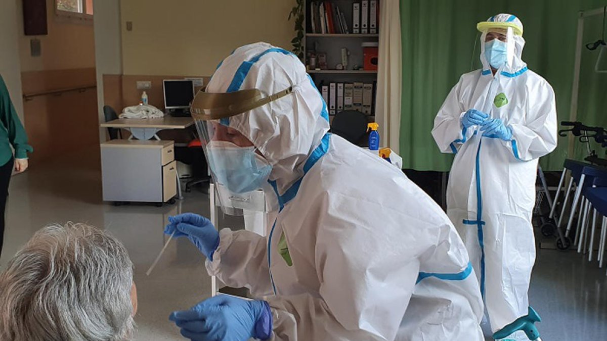 Test de coronavirus a una usuaria de una residencia de Girona.