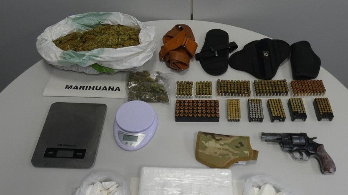 Escorcolls al carrer Col·legi i l’avinguda Pla d’Urgell - Els Mossos van trobar 1,32 quilos de cocaïna i 497 grams de marihuana, valorats en prop de 85.000 euros. També hi havia un revòlver de 22 mil·límetres i 229 cartutxos del mateix ca ...