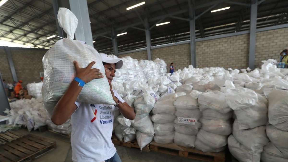 Imagen de un almacén de ayuda humanitaria en Cucutá.