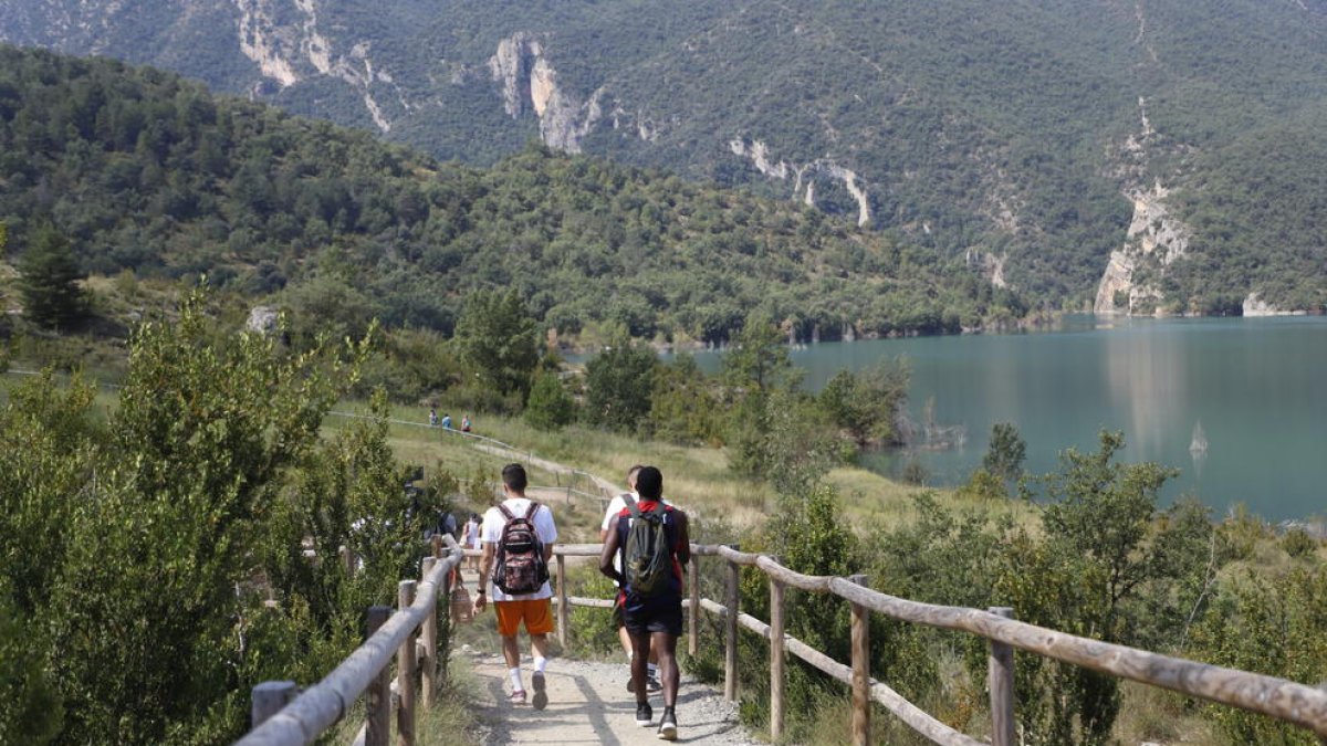 Excursionistes començant a fer la ruta per arribar al congost de Mont-rebei des de Sant Esteve de la Sarga.