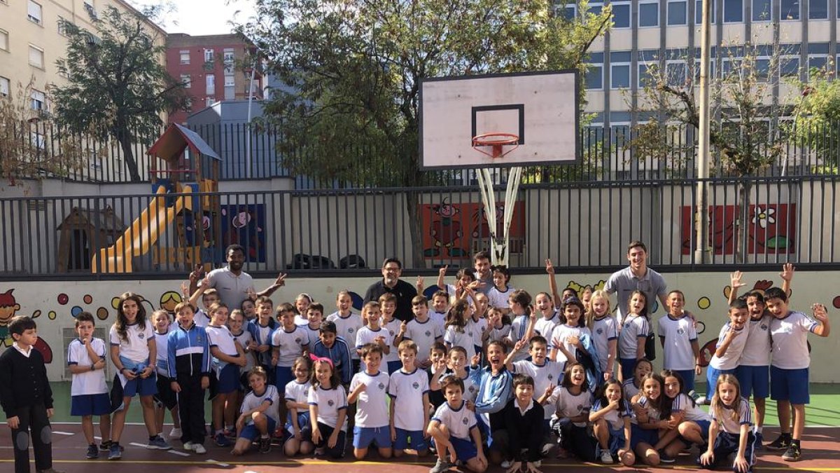 Jugadores y directivos visitaron el colegio Lestonnac.