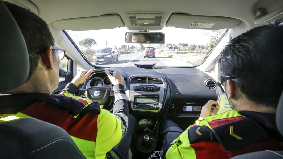 Una patrulla d’un vehicle espiell dels Mossos d’Esquadra en un control a la carretera LP-3322 a Vila-sana.