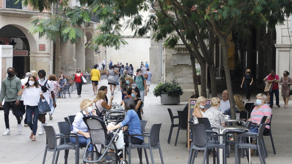 Imagen de una terraza de un bar ayer en el Eix Comercial, ya sin restricciones.